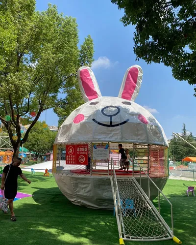 白兔蹦床 — 白兔的肚子是蹦床，耳朵朝着天。